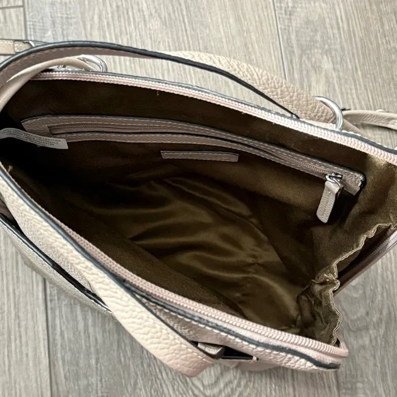 Clarks Pebbled Taupe/Beige Leather Convertible Backpack Shoulder Sling Bag Purse - Picture 4 of 5